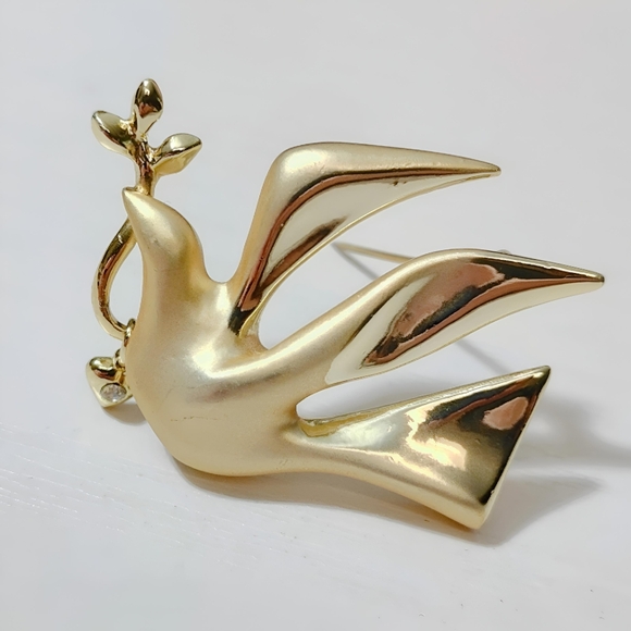 Vintage GIUSTI Dove of Peace Gold Tone Brooch Pin - Picture 8 of 8